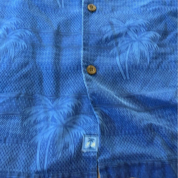Tommy Bahama Blue Hawaiian Floral Leaf Print Button Up Shirt Size Large - Picture 2 of 14